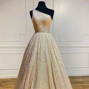 Sherri Hill Size 6 Gold Sequin Prom Dress